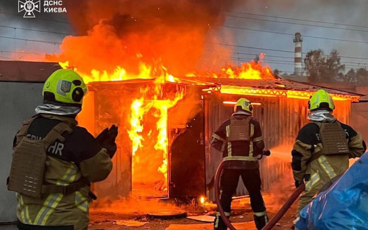 Ворог атакував Київ. Є падіння уламків у різних районах, пошкоджено станцію метро