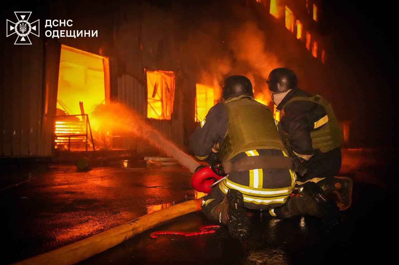 Рятувальники борютьсяз вогнем після ракетної атаки по Одесі 