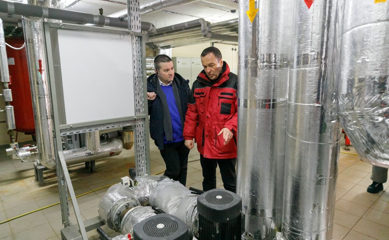 Петро Пантелеєв під час огляду теплопункту