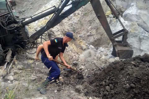В Днепропетровской области мужчина и подросток погибли во время обвала песка на стихийном карьере