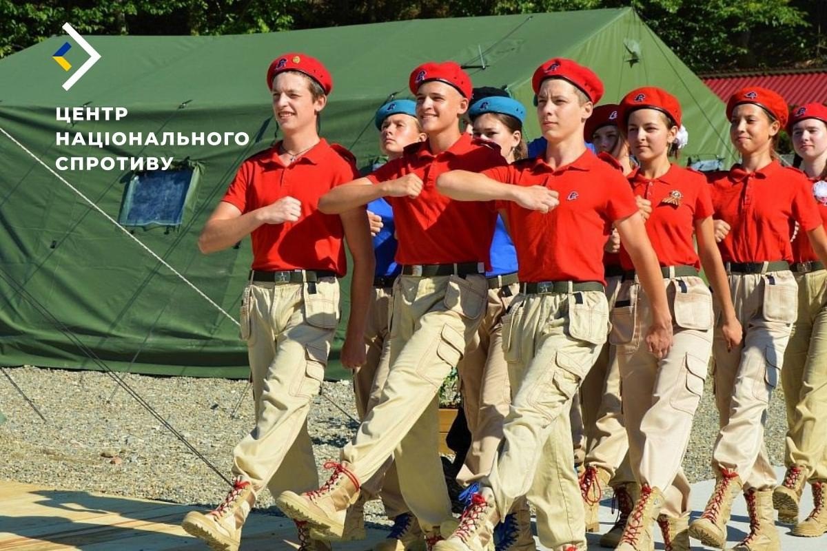 У червні присягу окупаційній 'юнармії' склало до сотні українських підлітків.