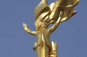 В Ашхабаде вновь установили позолоченную статую Ниязова