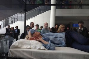 Тильда Суинтон спит в музее современного искусства