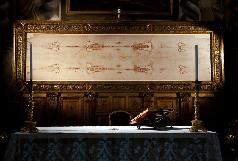 Туринська плащаниця відкрита для загального огляду в соборі Святого Іоанна Хрестителя.