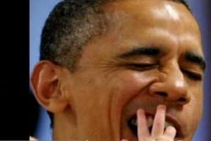 Ребенок сунул пальцы в рот Обаме во время фотосъемки