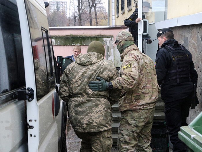 Сотрудники ФСБ РФ сопровождают задержанных украинских моряков на заседание суда в г. Симферополь, Крым, 28 ноября 2018.