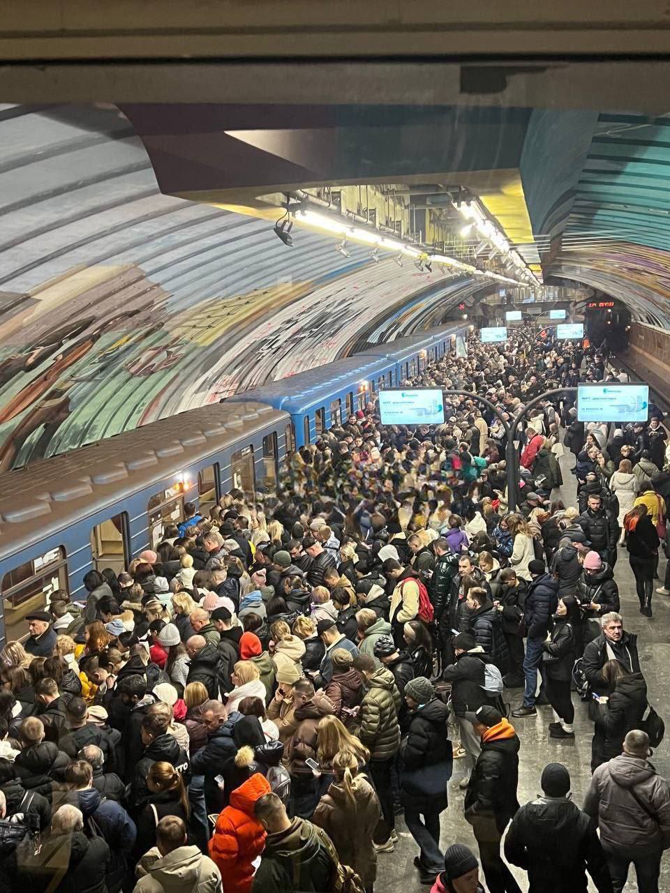 Черга у столичному метро після повітряної тривоги