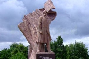 Власти Тернополя добавили надпись "Герой Украины" на памятник Бандере