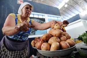Азаров огорчен ценами на овощи