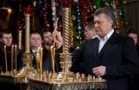 Янукович помолился в Лавре с Клюевым и Пшонкой, в Киеве по-прежнему стреляют