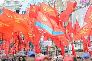 Комуністи в Києві стратили картонних Шухевича та Бандеру