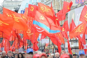 Коммунисты в Киеве казнили картонных Шухевича и Бандеру