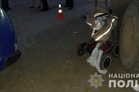 В Харькове катившийся автомобиль наехал на коляску с младенцем