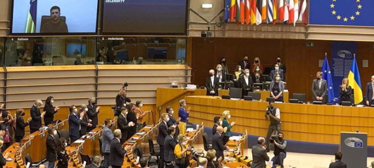 Європарламент рекомендував надати Україні статус кандидата на вступ до ЄС