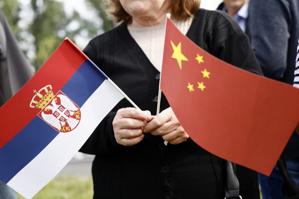 Люди вітають президентів Сербії та Китаю під час зустрічі в Белграді, 8 травня 2024 року.