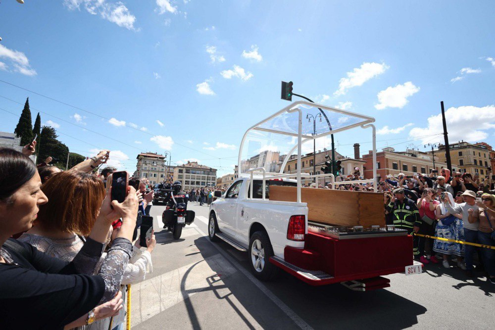 Труну з Папою Франциском везли з базиліки Святого Петра до базиліки Санта Марія Маджоре на спеціально переобладнаному
папамобілі.