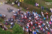 Болельщица с плакатом спровоцировала массовый завал на "Тур де Франс"