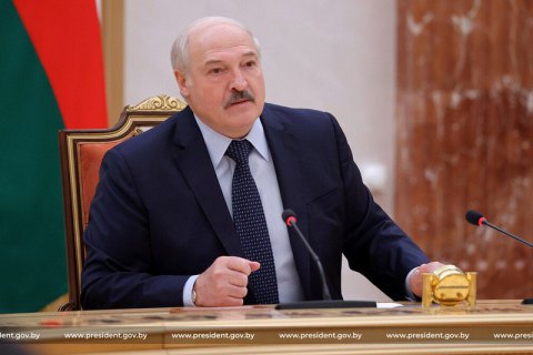 Лукашенко собрался открыть на границе пункты вакцинации "Спутником" для граждан Украины