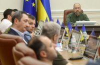 Кабмін відновив можливість продовжувати термін дії закордонних паспортів у дипломатичних установах України
