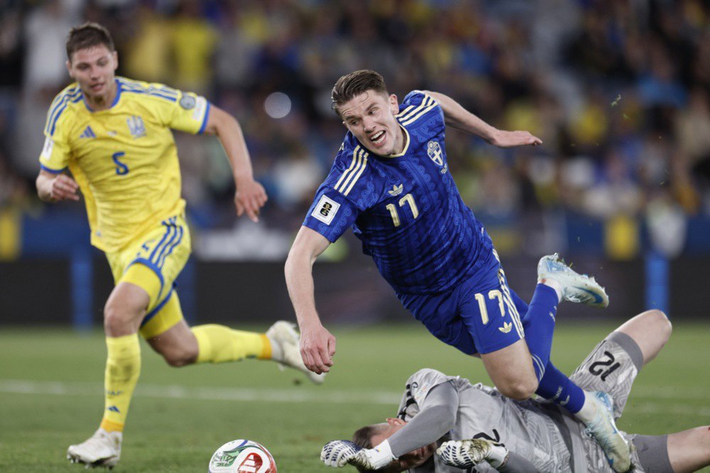 Дьокереш падає після контакту із Трубіним