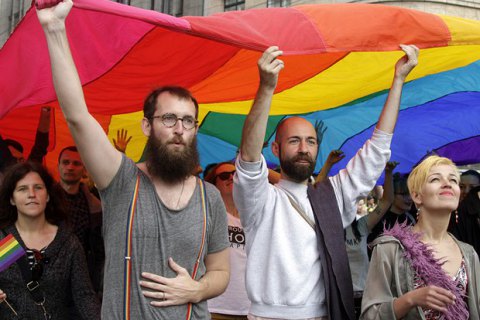 Сотни активистов ЛГБТ-сообщества провели парад в Белграде