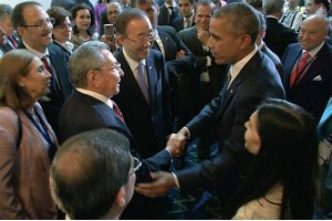 На саммите в Панаме Обама и Кастро пожали друг другу руки