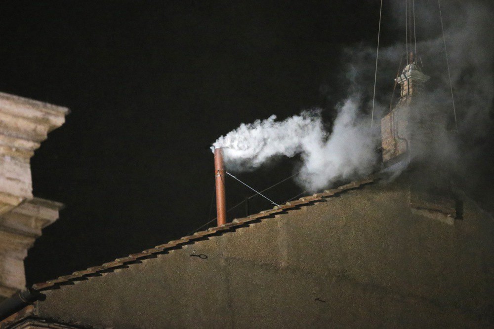 З труби на даху Сікстинської капели піднімається білий дим, який сповіщає, що кардинали обрали нового Папу на другий день
конклаву у Ватикані, 13 березня 2013 р. Тоді Папою Римським обрали кардинала Хорхе Маріо Берґольйо з Аргентини.