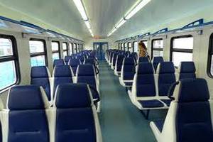 Машинист попросил пассажиров поезда сесть на пол