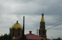 У Луганську погнуло вітром хрести на церкві