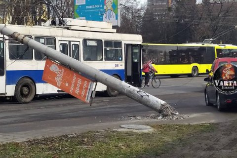 Во Львове две электроопоры упали на автомобили и троллейбус