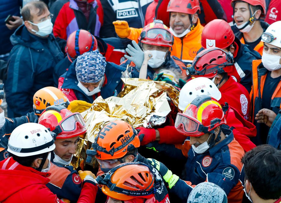 Спасатели эвакуируют спасенную девочку