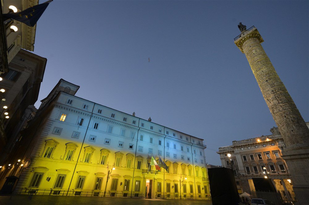 Резиденцію уряду Італії палац Кіджі підсвічено кольорами українського прапора на честь Дня Незалежності України, Рим, 24 серпня 2022 р.