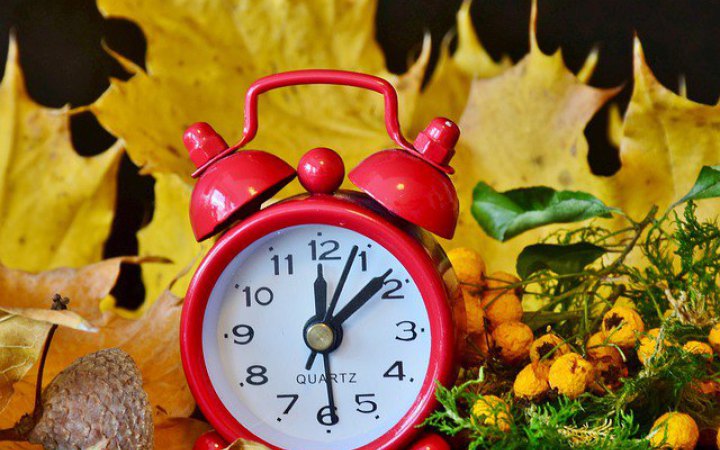 У ніч на неділю Україна перейде на зимовий час