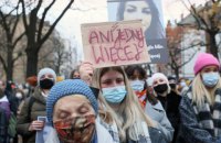У польських містах вибухнули протести після смерті вагітної жінки