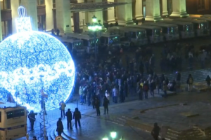 Митингующие в Москве вернулись на Манежную площадь и заняли "ёлочный шар"
