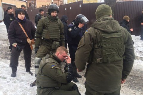 Поліцейський отримав вогнепальне поранення біля Солом'янського суду