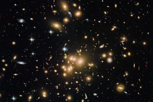 Телескоп "Хаббл" сделал снимок гравитационной линзы