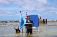 Міністр з Тувалу записав промову для COP26, стоячи по коліна у воді