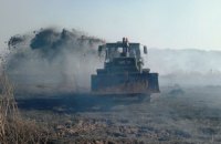 ДСНС у Київській області продовжує гасити 21 вогнище тління торфу