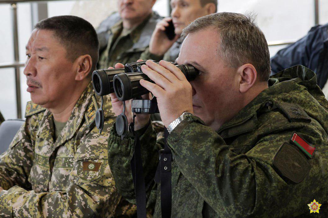 Міністр оборони Республіки Білорусь Віктор Хренін спостерігає за військовими навчаннями «Схід-2022».