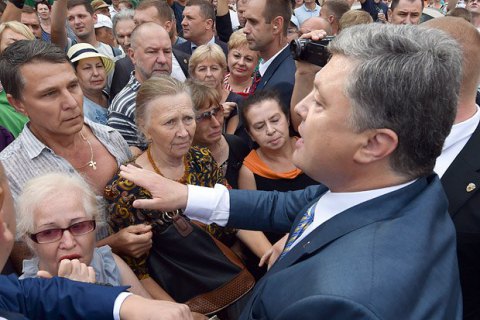 Порошенко пообіцяв компенсації ошуканим вкладникам "Михайлівського"