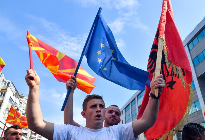 Хлопець з прапорами Північної Македонії, Албанії та ЄС під час передвиборчого мітингу в Скоп'є, 14 квітня 2019.