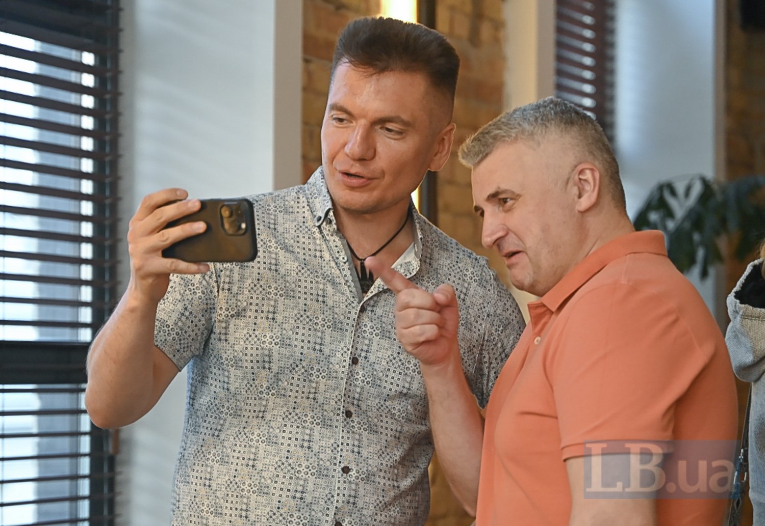 засновник БФ «Повернись живим» та екс-заступник міністра оборони Віталій Дейнега та український військовий і журналіст Сергій
Череватий