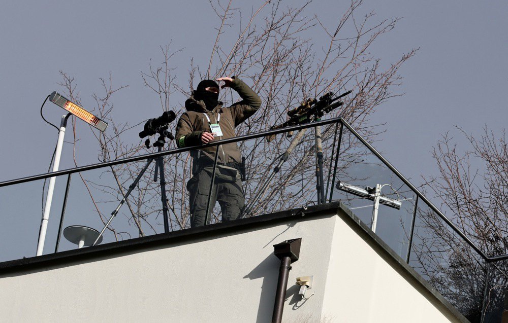 Снайпер на посту — на даху готелю, де проходить 60-та Мюнхенська безпекова конференція, 13 лютого 2026 р.