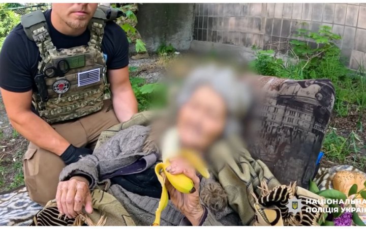 Поліцейські евакуювали літню мешканку Покровська, яка яка два тижні пролежала без їжі