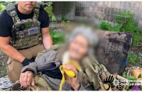 Поліцейські евакуювали літню мешканку Покровська, яка яка два тижні пролежала без їжі