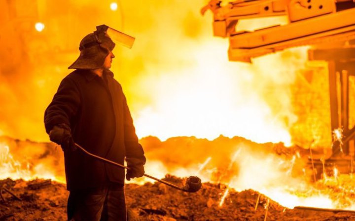 Через війну в Україні значно скоротилося виробництво чавуну і сталі  