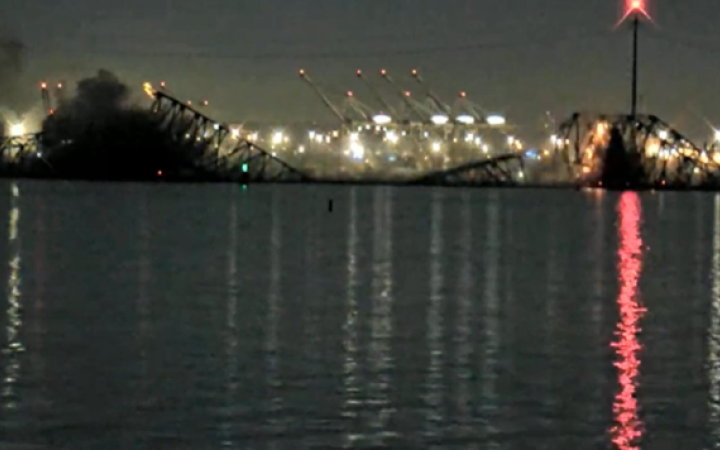 В американському Балтиморі обвалився міст після того, як у нього врізалося вантажне судно 