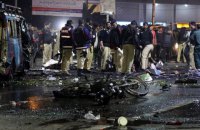 В Пакистане смертник на мотоцикле въехал в толпу митингующих
