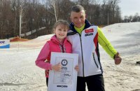 В Україні перша дівчинка з протезом вище коліна здійснила спуск гірськолижною трасою